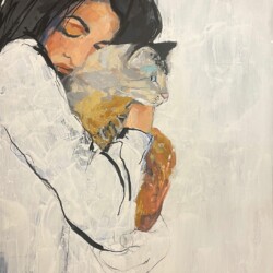 Frau mit Katze kuschelnd